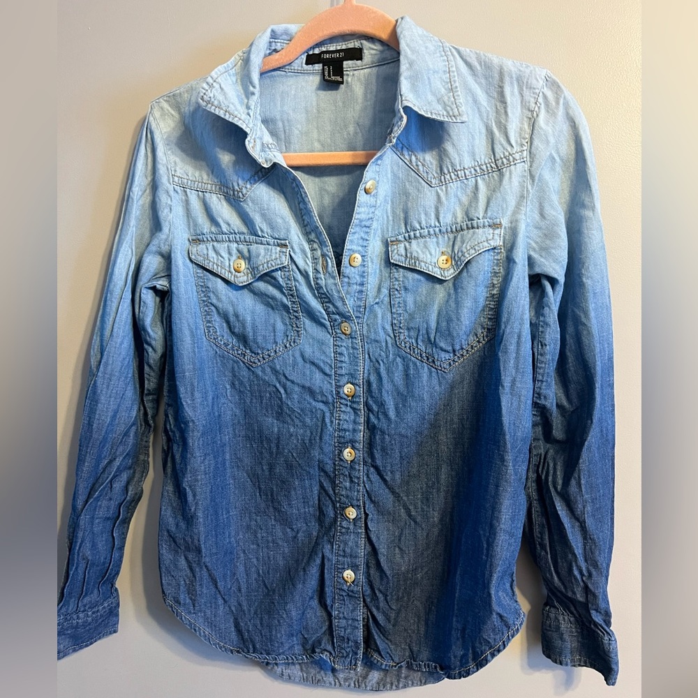 Forever 21 Ombré Blue Lightweight Denim Button Down Shirt Ladies Small